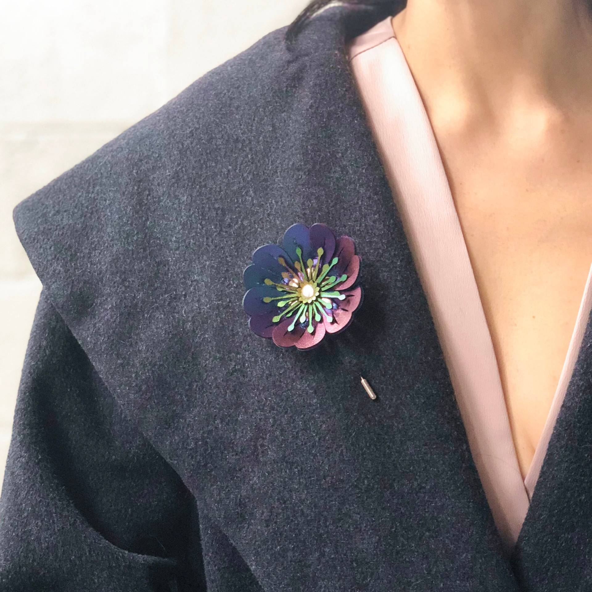 Blumenbrosche, Vegane Kunstleder Blumenbrosche | Veganer Lederschmuck Made in Usa By Mohop Blumenbrosche, Vegane Kunstleder Blumenbrosche | Veganer Lederschmuck Made in Usa By Mohop von mohop