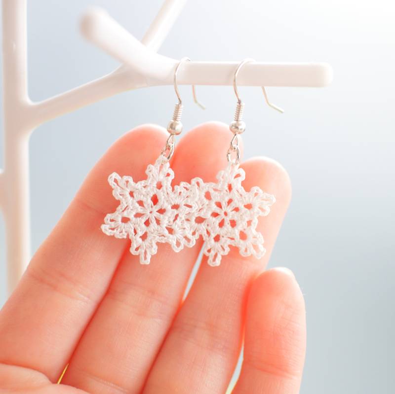 Ohrringe Aus Gehäkelter Schneeflocke - Zierlicher Winterschmuck Ohrringe Aus Gehäkelter Schneeflocke - Zierlicher Winterschmuck von mohustore