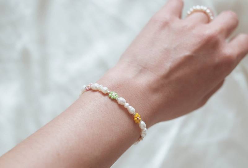 Perlen Armband, Daisy Blume Geschenk Für Blumenmädchen, Freundin, Muttertag Geschenkidee von molamolabeads