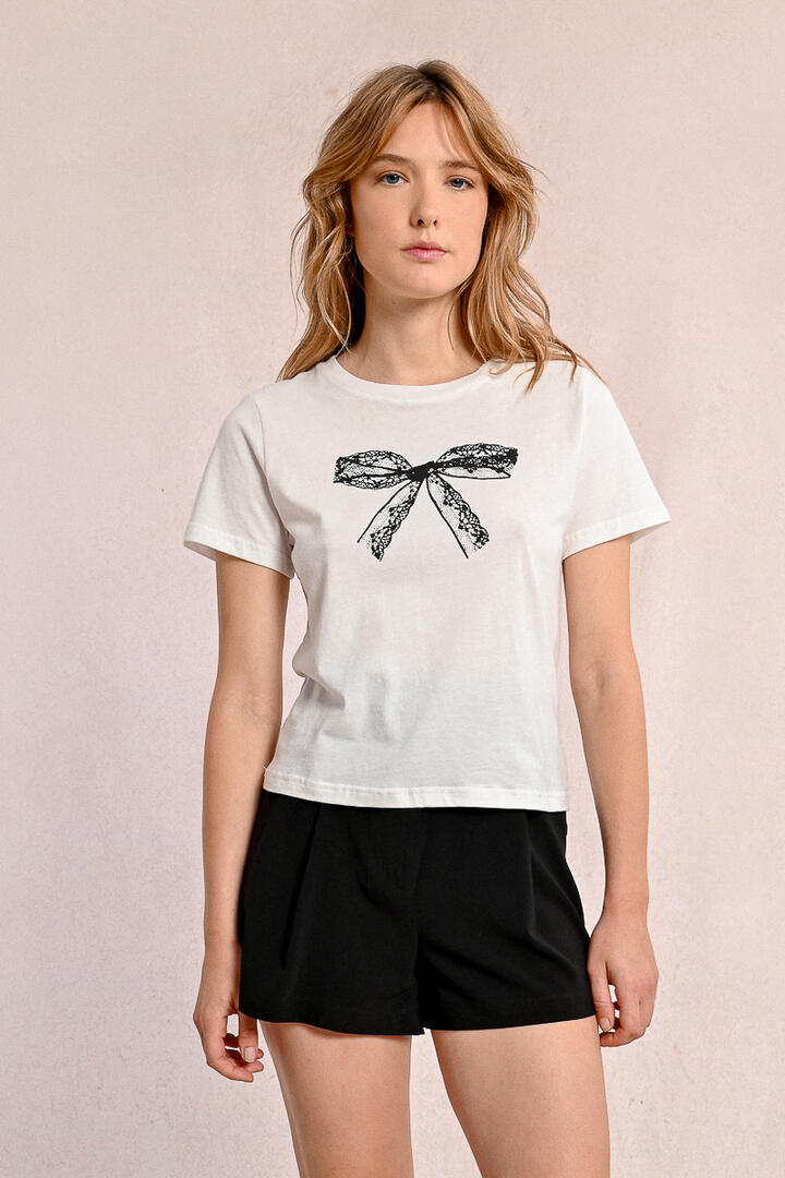 molly bracken - Tailliertes T-Shirt mit Spitzenschleifenmuster weiß - Gr. - XL von molly bracken