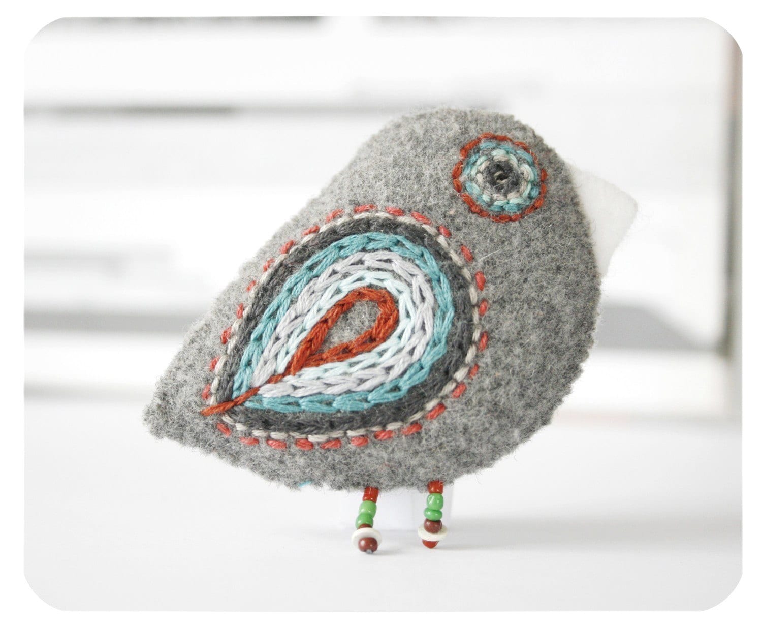 Graue Wollbrosche Handgemachtes Filz-Ornament, Handgestickt von moloco