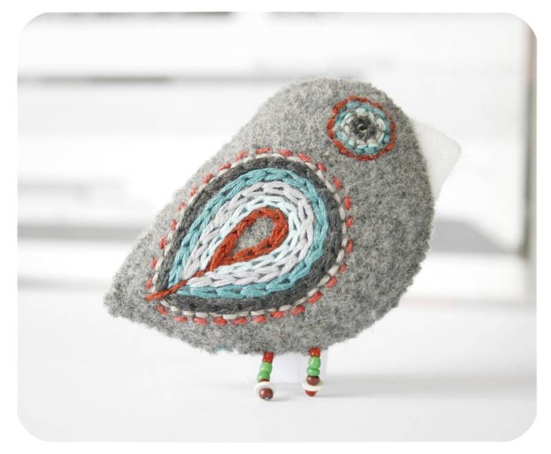 Graue Wollbrosche Handgemachtes Filz-Ornament, Handgestickt von moloco