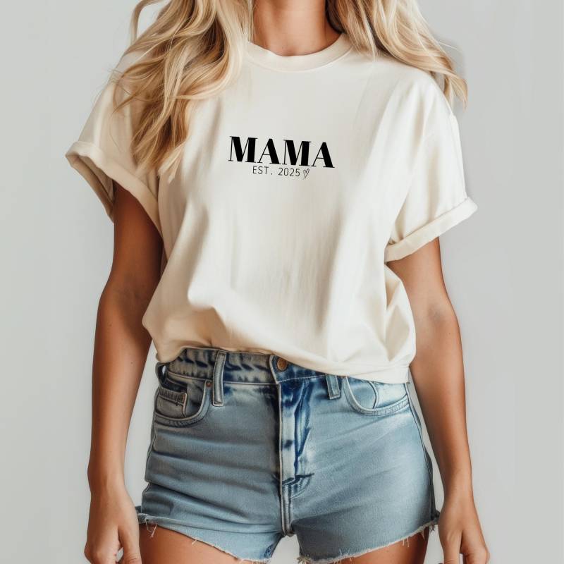 Personalisiertes Mama Shirt Est 2025 Muttertags Mom Gift Geschenkidee To Be Beste Geschenk Junge Mamastyle Momlook von momentemacherDesigns