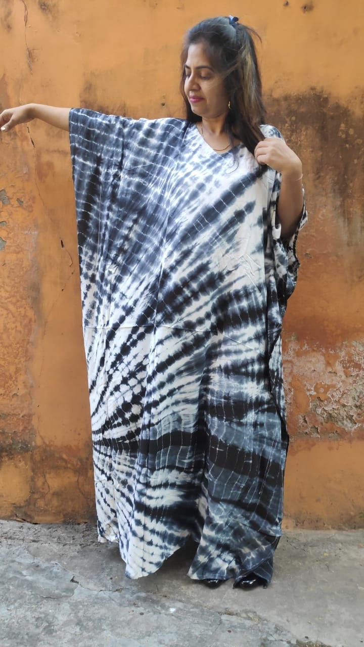 Batik Kleid Aus Baumwolle Mit Muster in Schwarz Weiss von mommyrobeclothing