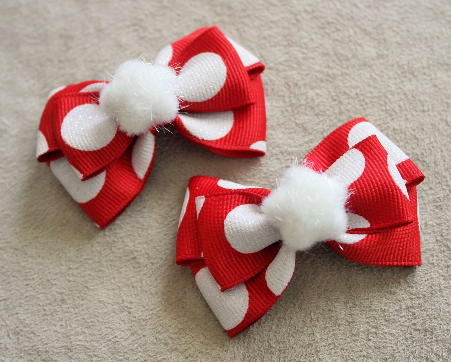 Paar Von Holiday-Red & White Polka Dot Bow Haarspangen Paar Von Holiday-Red & White Polka Dot Bow Haarspangen von momoNtime