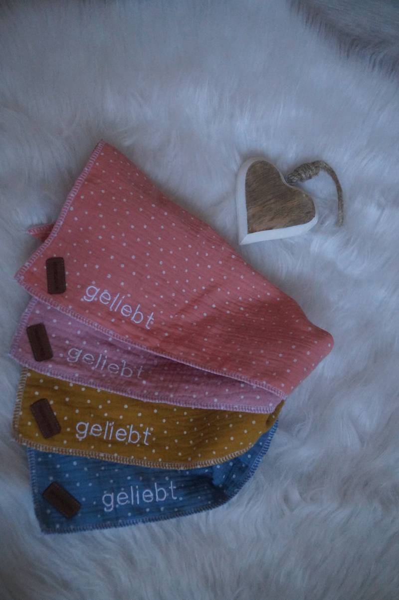 Babyhalstuch Mit Stickerei "Geliebt" Dreieckstuch Baby Pünktchen von momseven