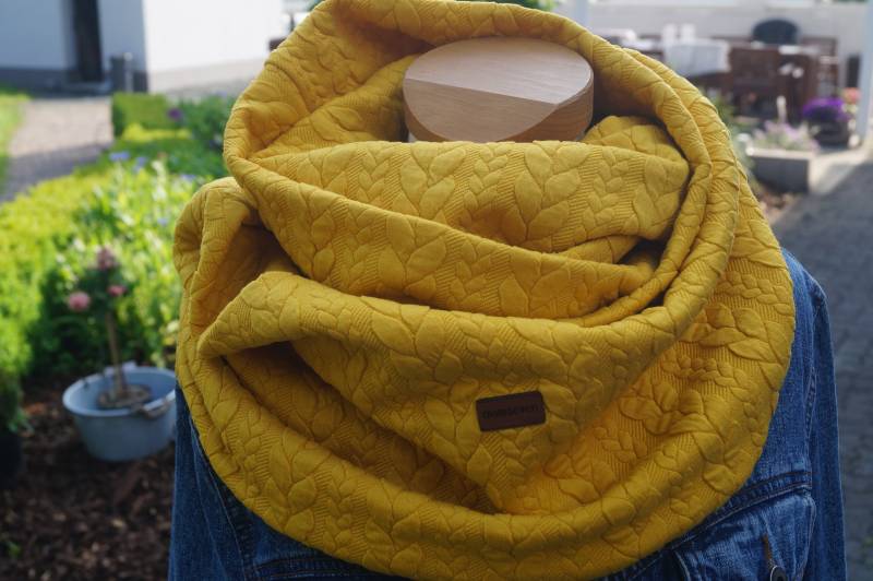 Kuschelloop Curryfarben Loop Currygelb Zopfmuster Loopschal Kuschelloop Curryfarben Loop Currygelb Zopfmuster Loopschal von momseven