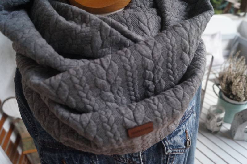Kuschelloop Grau Loop Mittelgrau Zopfmuster Loopschal von momseven