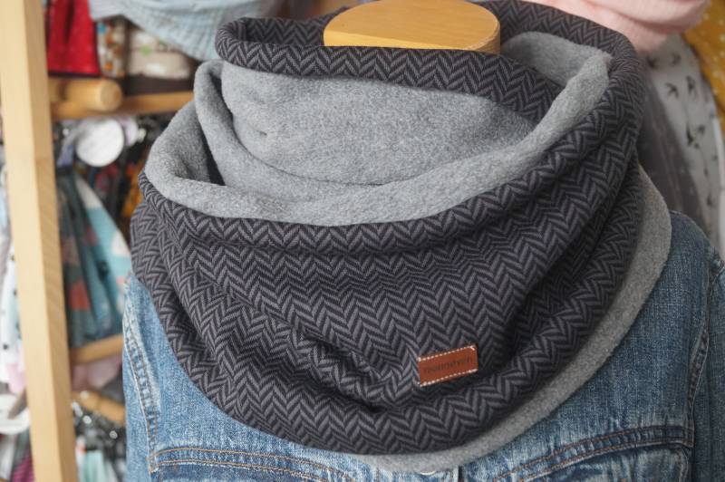 Loop Kuschelweicher Jacquard Fischgrät Grau-Schwarz - Loopschal Kombiniert Mit Grauf. Fleece Loop Kuschelweicher Jacquard Fischgrät Grau-Schwarz - Loopschal Kombiniert Mit Grauf. Fleece von momseven