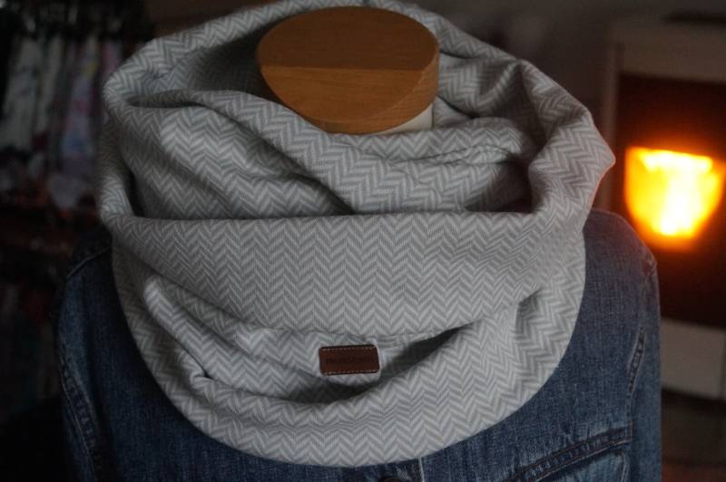 Loop Kuschelweicher Jacquard Fischgrät Hellgrau - Loopschal Loop Kuschelweicher Jacquard Fischgrät Hellgrau - Loopschal von momseven