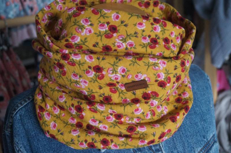 Loopschal "Blümchen" Senfgelb Rosa Pink Weinrot Grün Loopschal "Blümchen" Senfgelb Rosa Pink Weinrot Grün von momseven