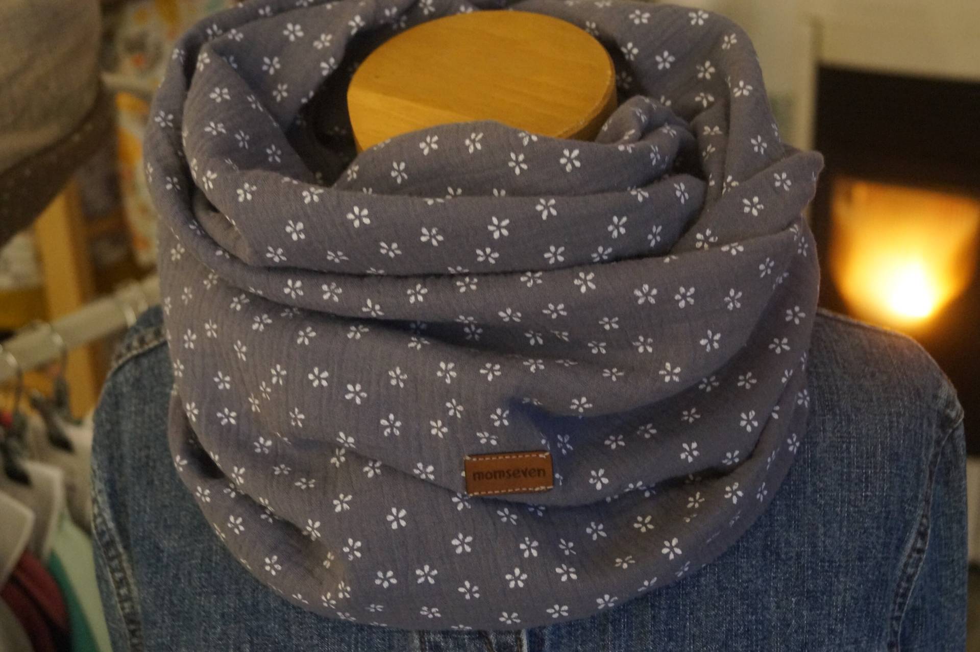 Loopschal Blümchen Weiß Auf Dunkelgrau Musselin Loop Blumen Grau von momseven
