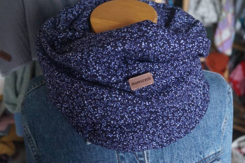 Loopschal Musselin Blumen Dunkelblau Hellblau Weiß Loop Loopschal Musselin Blumen Dunkelblau Hellblau Weiß Loop von momseven
