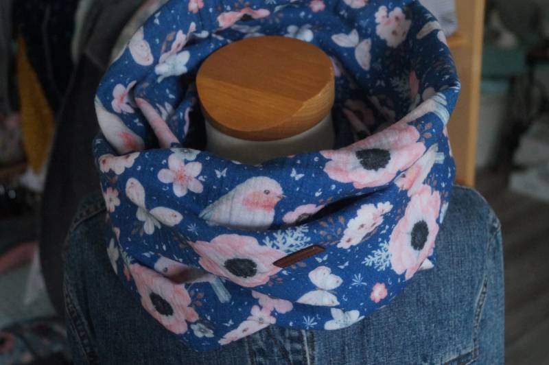Loopschal Musselin Rotkehlchen Blumen Blau Rosa Weiß Hellblau Loop Loopschal Musselin Rotkehlchen Blumen Blau Rosa Weiß Hellblau Loop von momseven