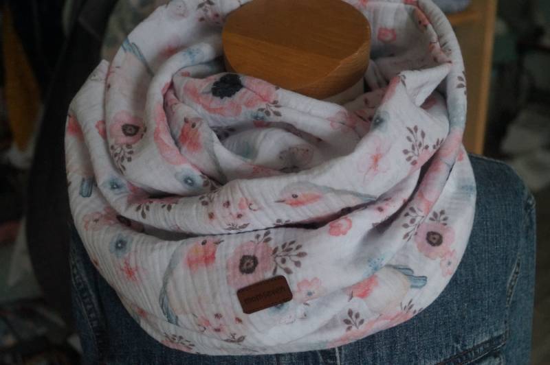 Loopschal Musselin Rotkehlchen Blumen Weiß Rosa Loop Loopschal Musselin Rotkehlchen Blumen Weiß Rosa Loop von momseven