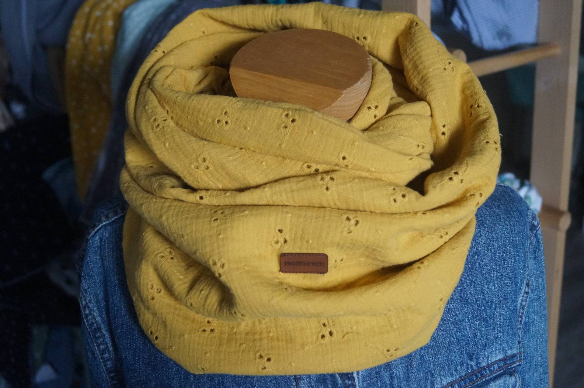 Neu Novembermusselin Loopschal Lochstickerei Senfgelb Loop von momseven