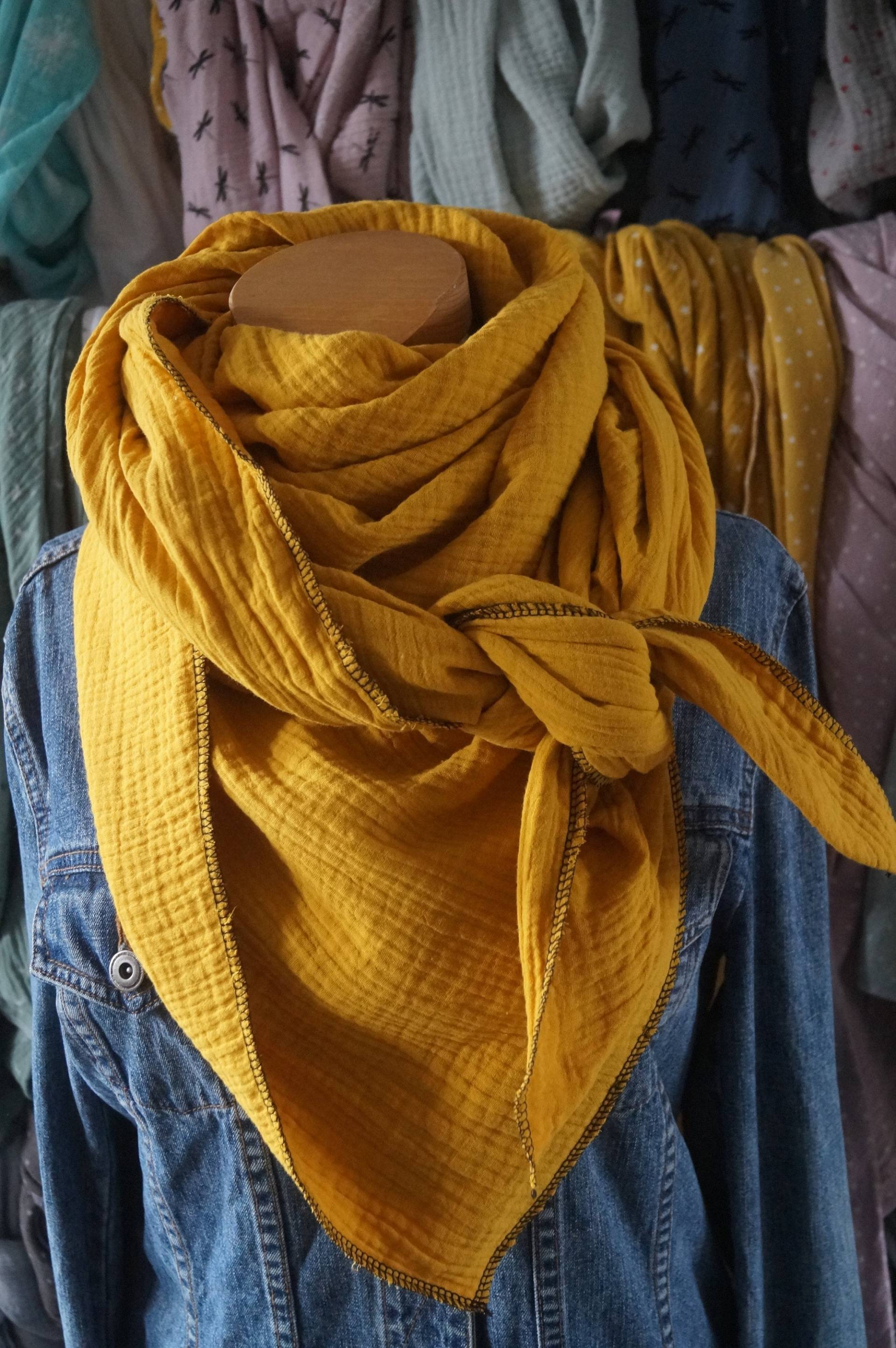 Neuxxl Dreieckstuch Musselin Tuch Uni Senfgelb von momseven