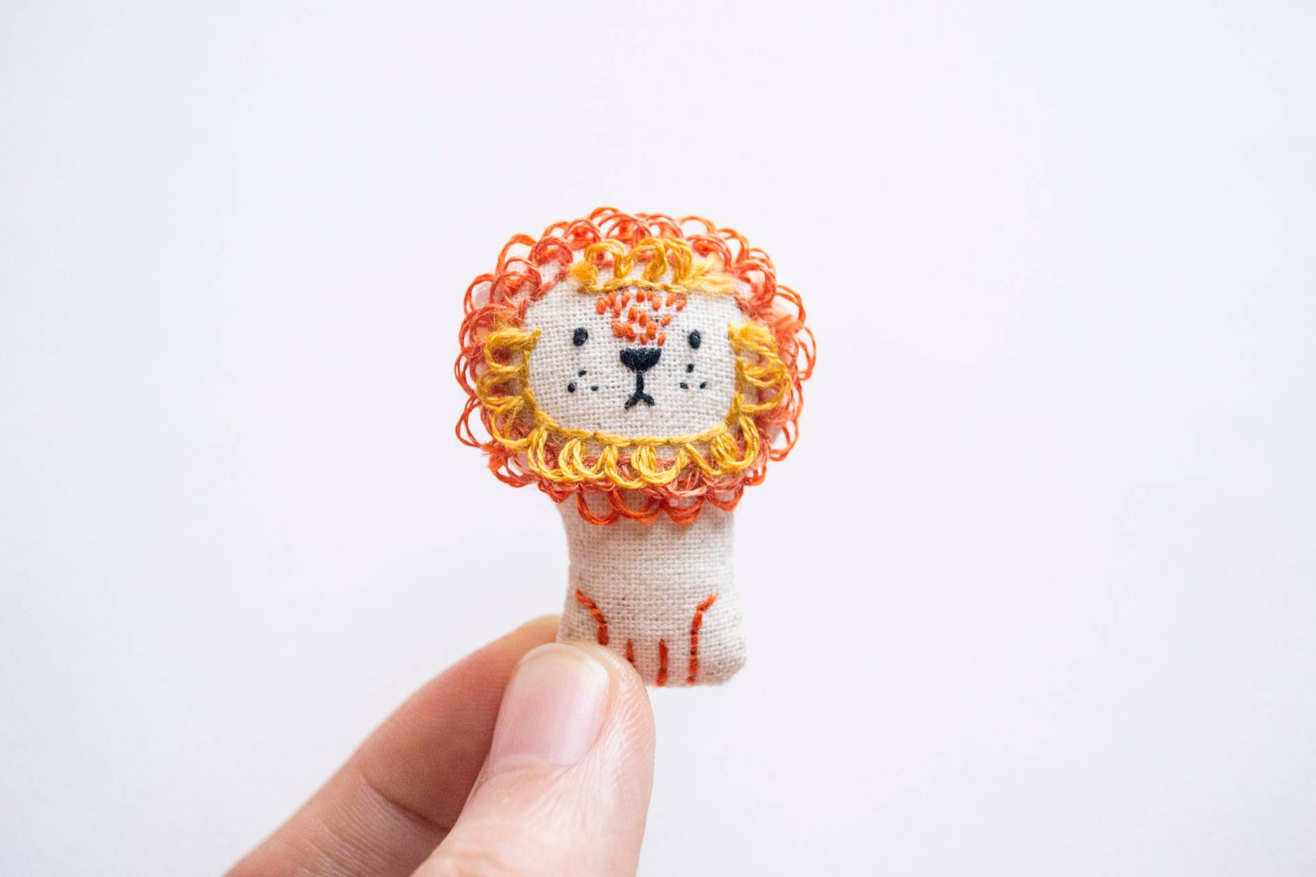 Manely Löwe Mini Handbestickte Brosche Anstecknadel von momshoo