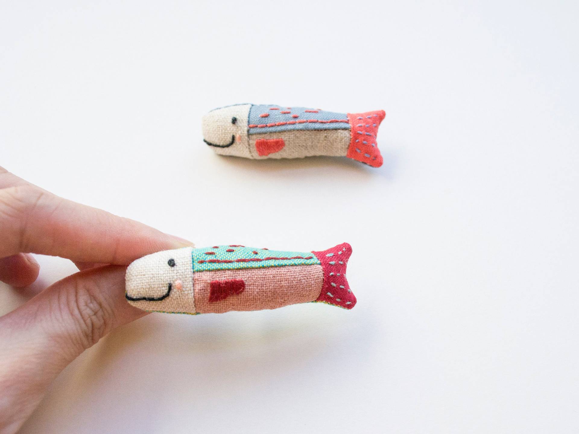 Sardellen Fisch Mini Brosche, Gestickt von momshoo