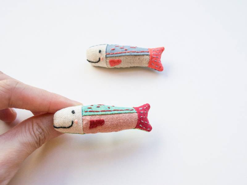 Sardellen Fisch Mini Brosche, Gestickt von momshoo