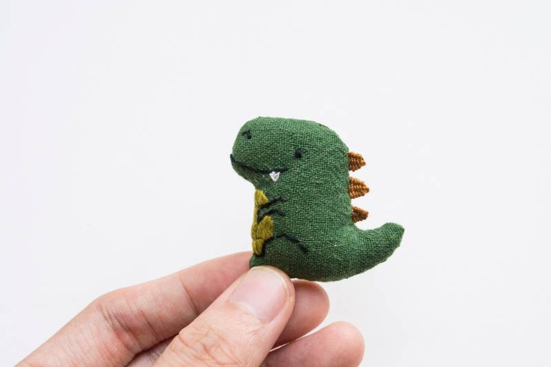 T-Rex Dinosaurier Mini Brosche, Gestickt von momshoo