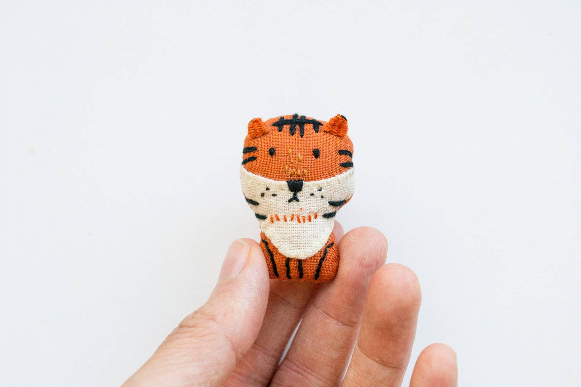 Tiger Mini Brosche, Gestickt von momshoo