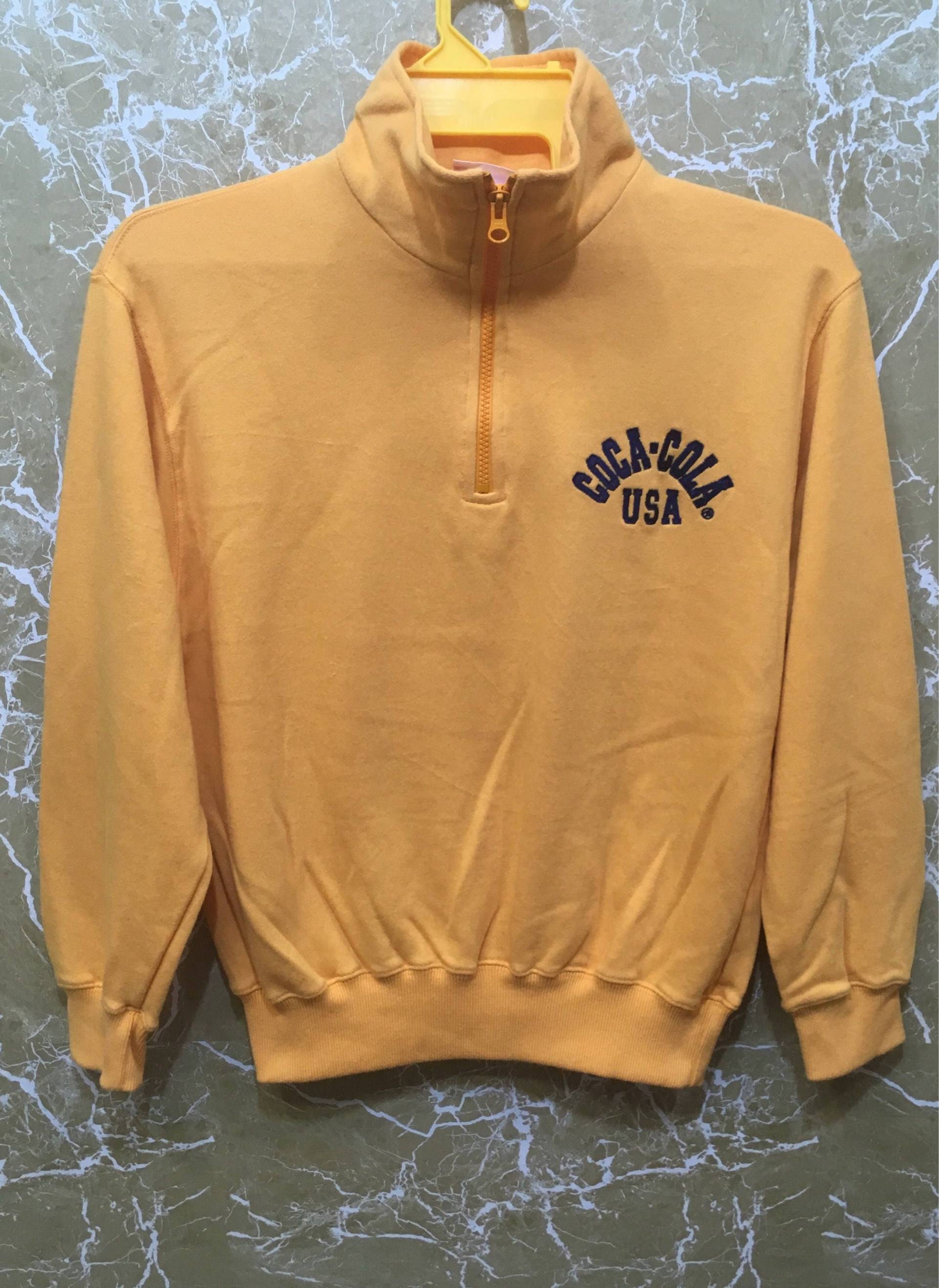 Seltene Vintage Coca Cola Usa Sweatshirt Stickerei Jacke Rundhalsausschnitt Halber Reißverschluss/Großes Logo Pullover Gelbe Farbe von monalisausedauction