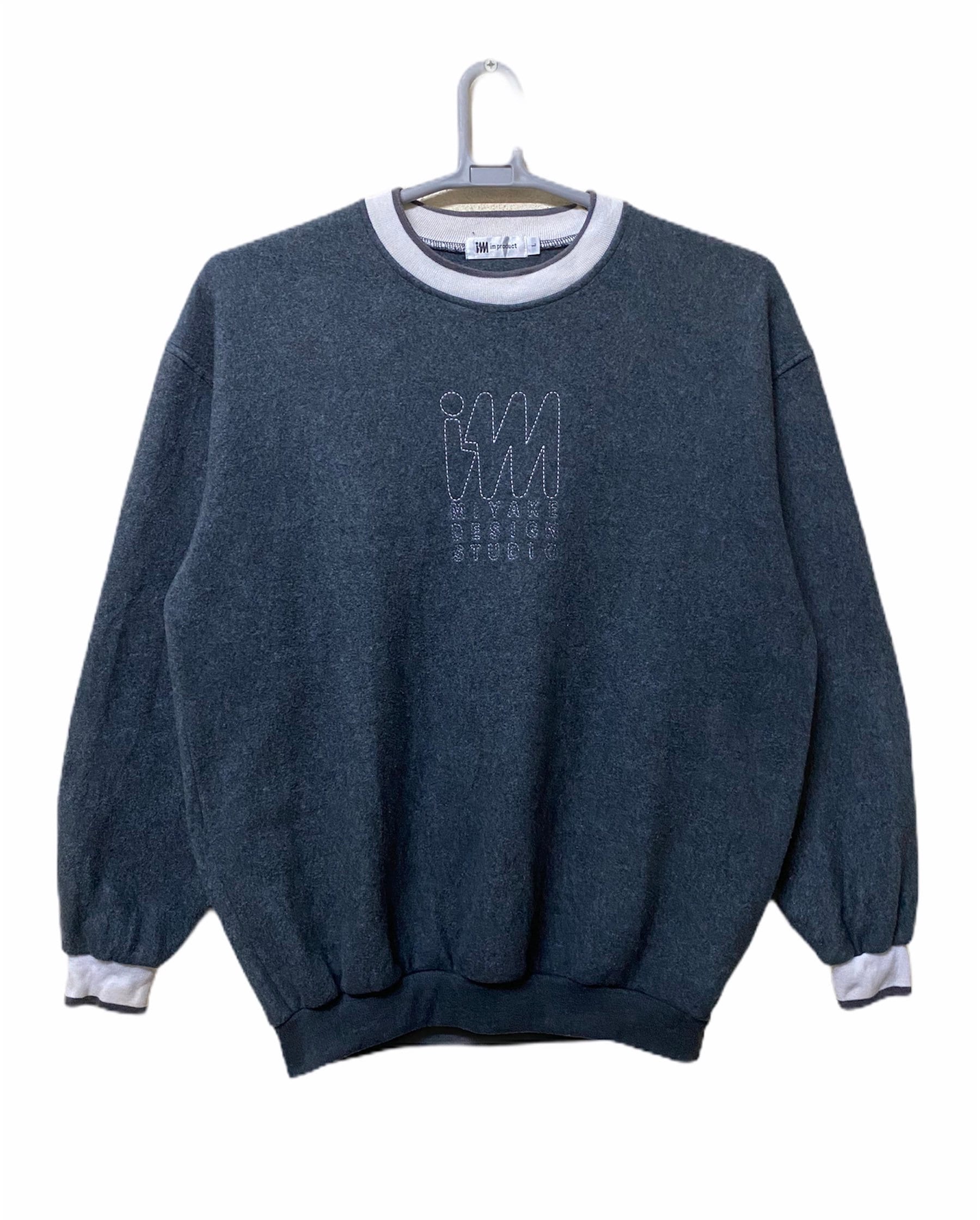 Vintage Issey Miyake Design Studio Graue Farbe Stickereien Logo Sweatshirt Made in Japan von monalisausedauction