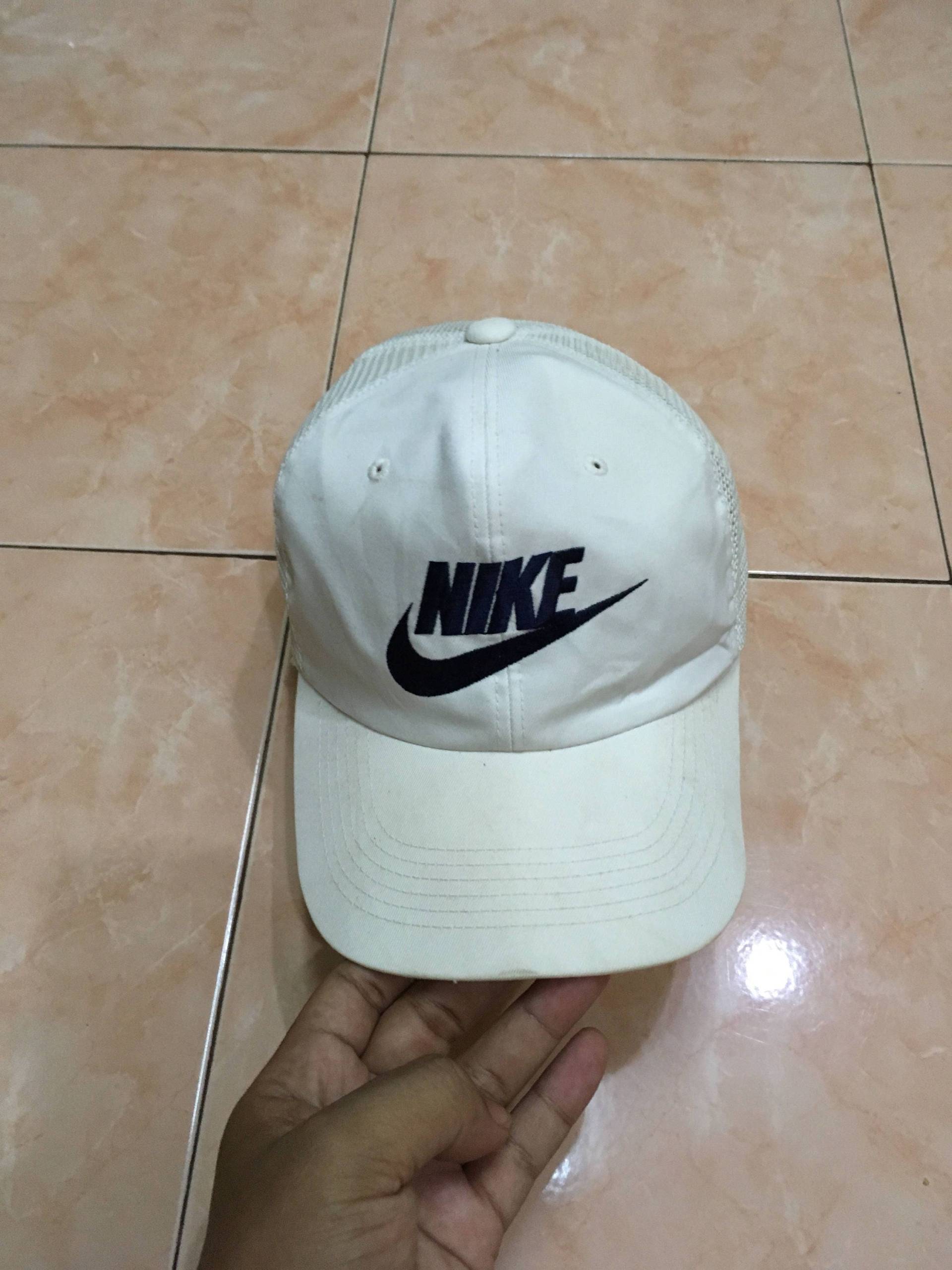Vintage Nike Swoosh Mütze Kappe Cap Farbe Weiß Kostenlose Erwachsenengröße von monalisausedauction