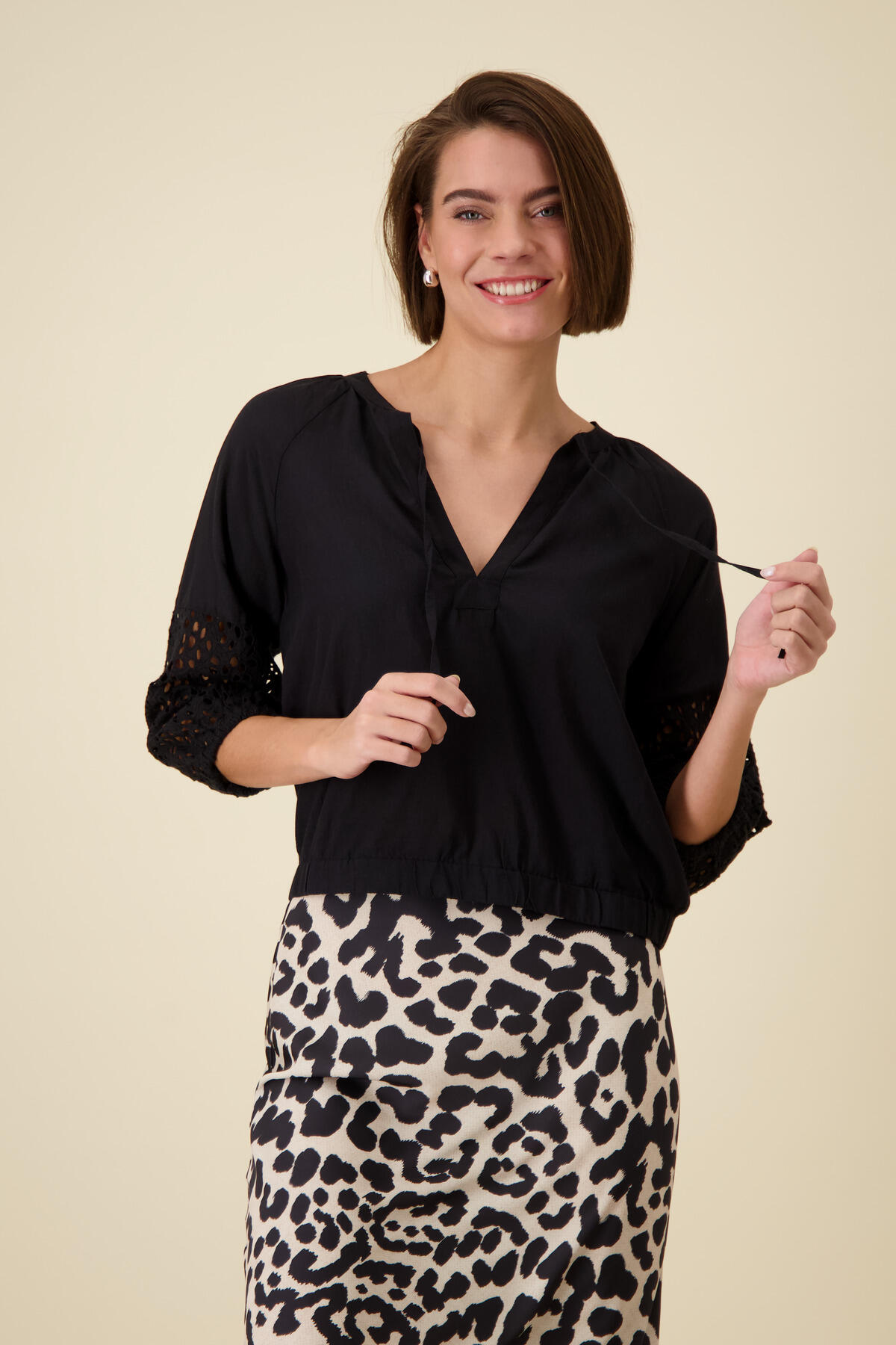 monari - Bluse mit Lochmuster an den Ärmeln schwarz - Gr. - 40 von monari