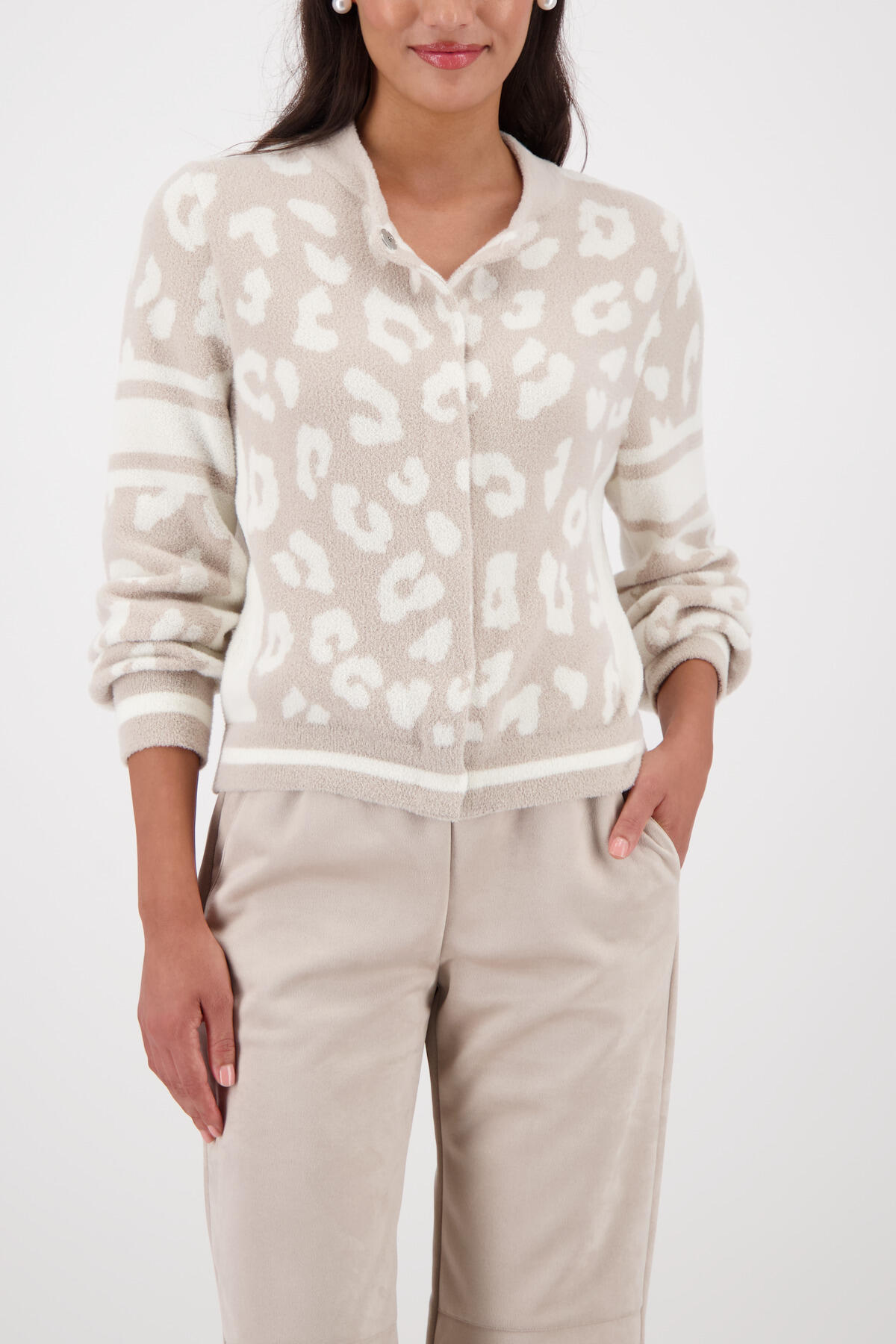 monari - Flauschige Strickjacke mit Leomuster off-white - Gr. - 42 von monari