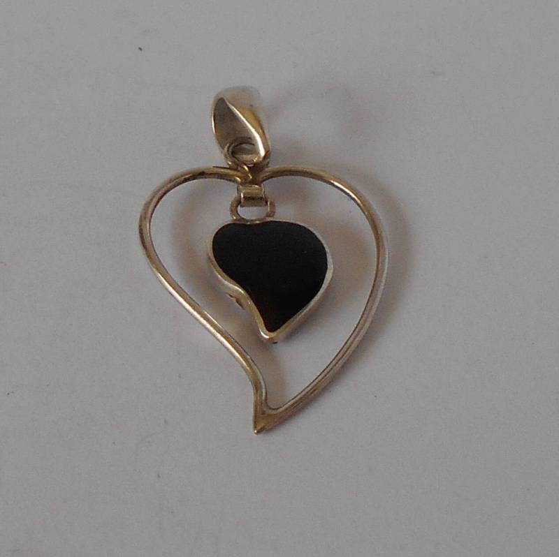 Handgefertigter Anhänger Aus 925 Silber Und Onyx Handgefertigter Anhänger Aus 925 Silber Und Onyx von mondosilver