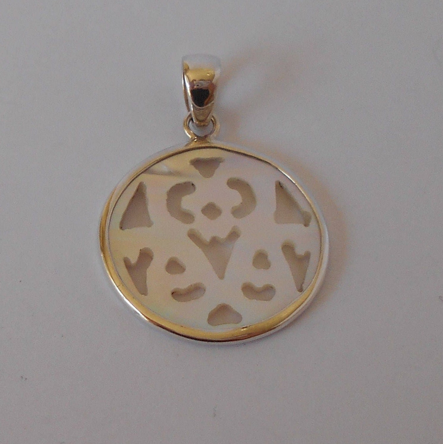 Handgefertigter Anhänger Aus 925 Silber Und Perlmutt Handgefertigter Anhänger Aus 925 Silber Und Perlmutt von mondosilver
