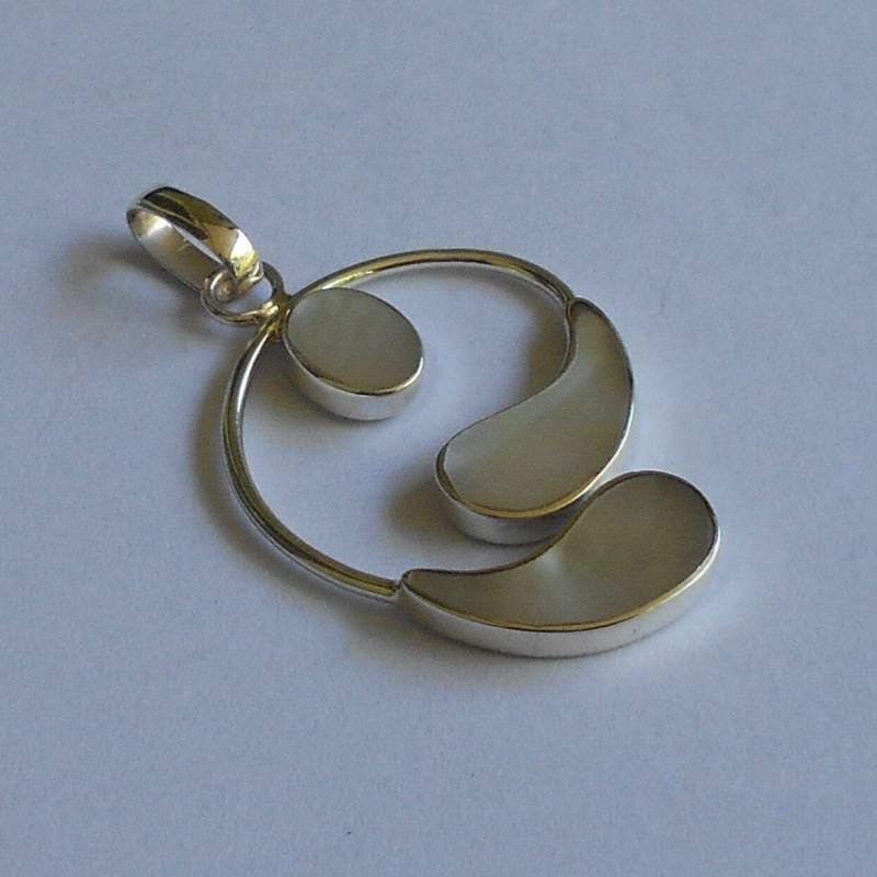 Handgefertigter Anhänger Aus 925 Silber Und Perlmutt Handgefertigter Anhänger Aus 925 Silber Und Perlmutt von mondosilver