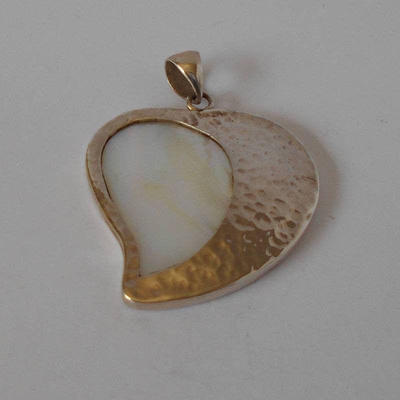 Handgefertigter Anhänger Aus 925 Silber Und Perlmutt Handgefertigter Anhänger Aus 925 Silber Und Perlmutt von mondosilver