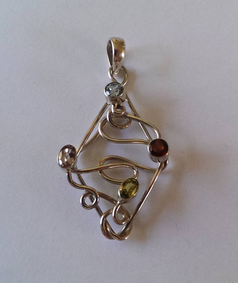 Handgefertigter Anhänger Aus Massivem 925Er Sterlingsilber Und Blautopas Handgefertigter Anhänger Aus Massivem 925Er Sterlingsilber Und Blautopas von mondosilver