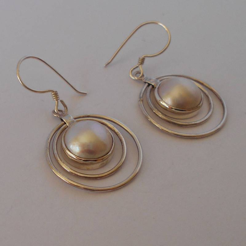 Handgefertigter Ohrring Aus 925 Sterling Silber Und Perlen Handgefertigter Ohrring Aus 925 Sterling Silber Und Perlen von mondosilver