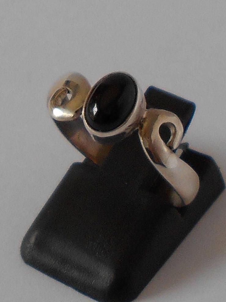 Handgefertigter Ring Aus 925 Sterling Silber Und Onyx Handgefertigter Ring Aus 925 Sterling Silber Und Onyx von mondosilver