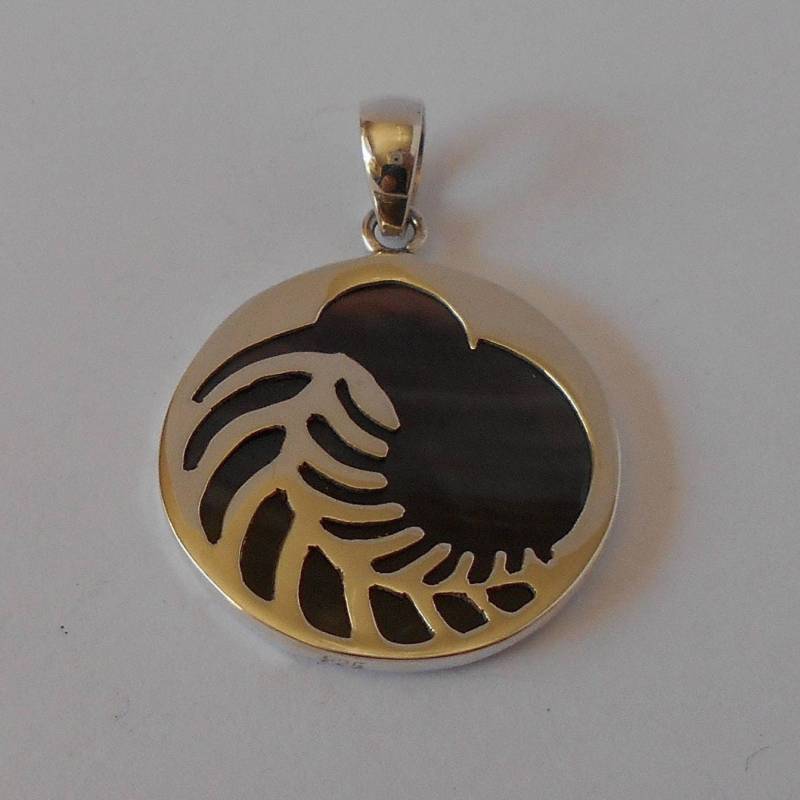 Handgemachter Anhänger Aus 925 Silber Und Schwarzem Perlmutt Handgemachter Anhänger Aus 925 Silber Und Schwarzem Perlmutt von mondosilver