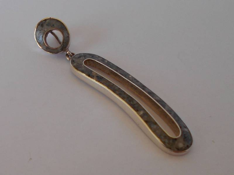 Handgemachter Anhänger Aus Sterlingsilber 925 Und Grauer Koralle Handgemachter Anhänger Aus Sterlingsilber 925 Und Grauer Koralle von mondosilver