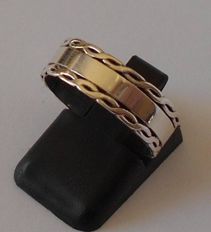 Handgemachter Ring Aus 925-Silber Handgemachter Ring Aus 925-Silber von mondosilver