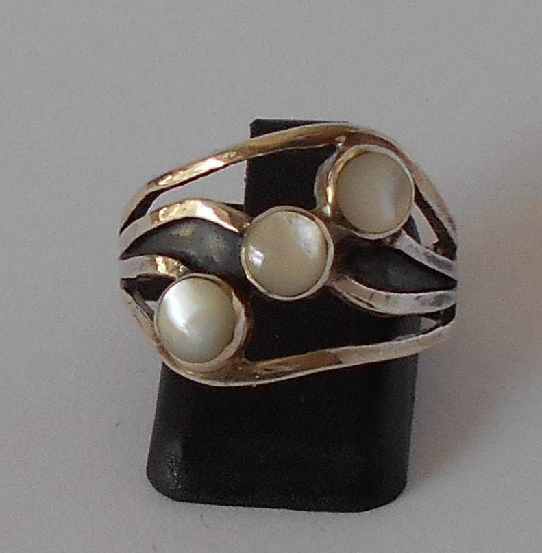 Handgemachter Ring Aus Sterling 925 Silber Und Perlmuttsilber Handgemachter Ring Aus Sterling 925 Silber Und Perlmuttsilber von mondosilver
