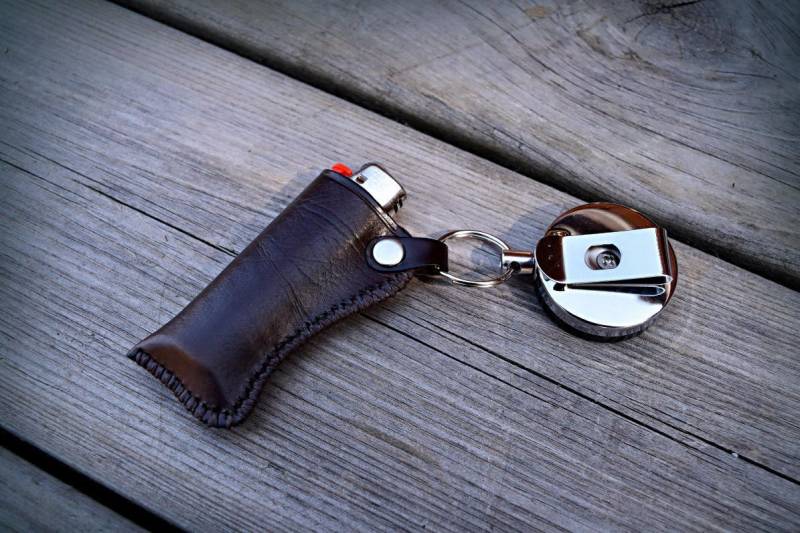 Bic-Feuerzeughüllen Aus Dunkelbraunem, Ausziehbarem, Diebstahlsicherem Leder von monguyleather