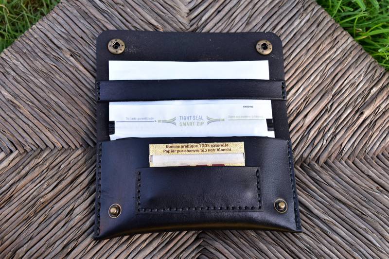 Tabakbeutel Aus Schwarz-Bronzefarbenem Leder von monguyleather