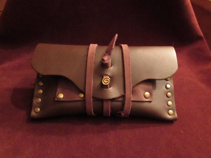 Tabakwitz in Bronzezeitlichem Leder von monguyleather