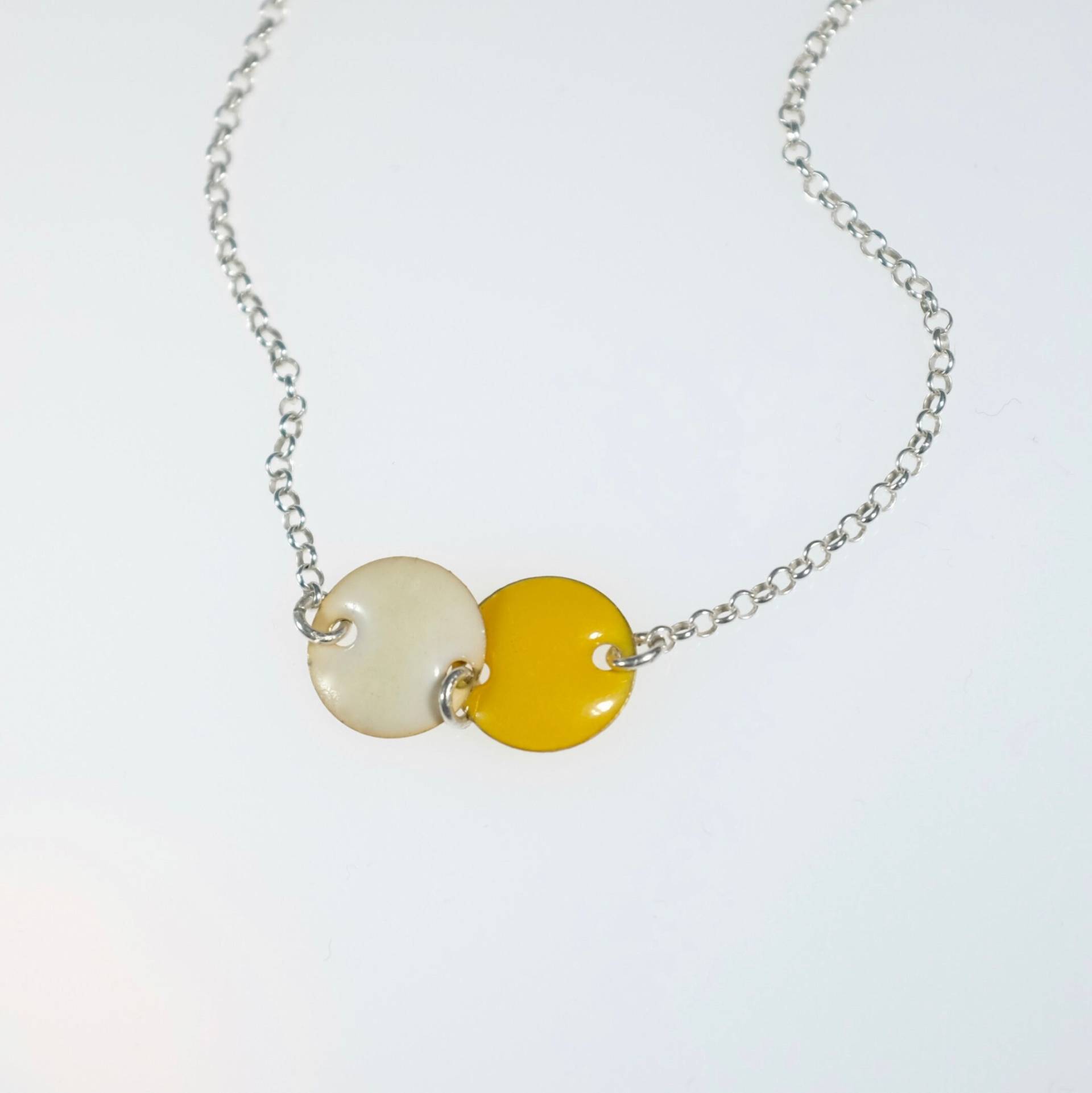 Kette Aus Sterlingsilber 925 Mit Zwei Emaille Runden Anhänger, Kreis, Runde Mondhalskette, Sonne & Mond Kette, Und Mondcharme Kette Aus Sterlingsilber 925 Mit Zwei Emaille Runden Anhänger, Kreis, Runde Mondhalskette, Sonne & Mond Kette, Und Mondcharme von monicamurillojewels