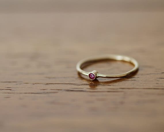 14 K Gelb Gold Band Set Mit Ruby | E0600 von monkeysalwayslook