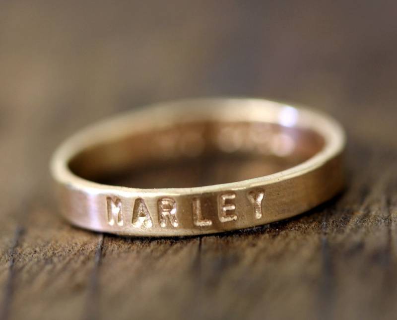 Personalisierte 14 K Gelb Gold-Band | E0229 von monkeysalwayslook