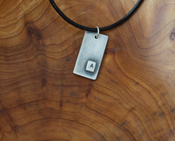 sterling Silber Initial Tag Wide | E0486 von monkeysalwayslook