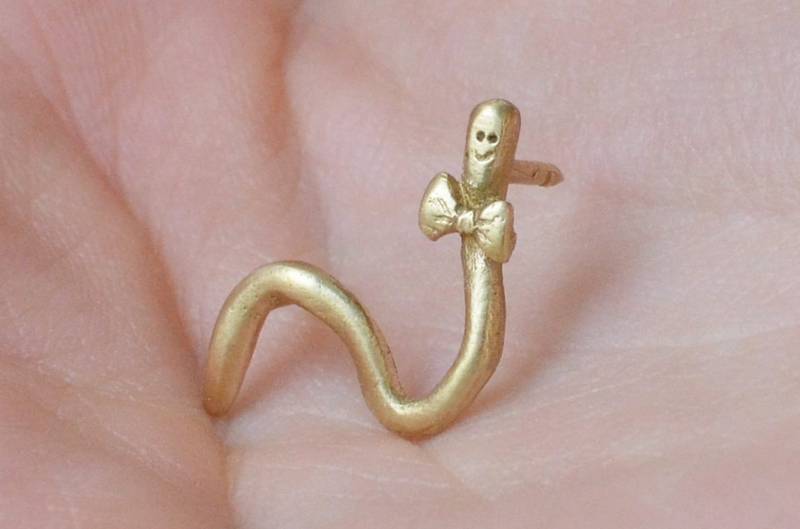 Wurm Mit Fliege. Anstecknadel Aus Messing von monochromatiques